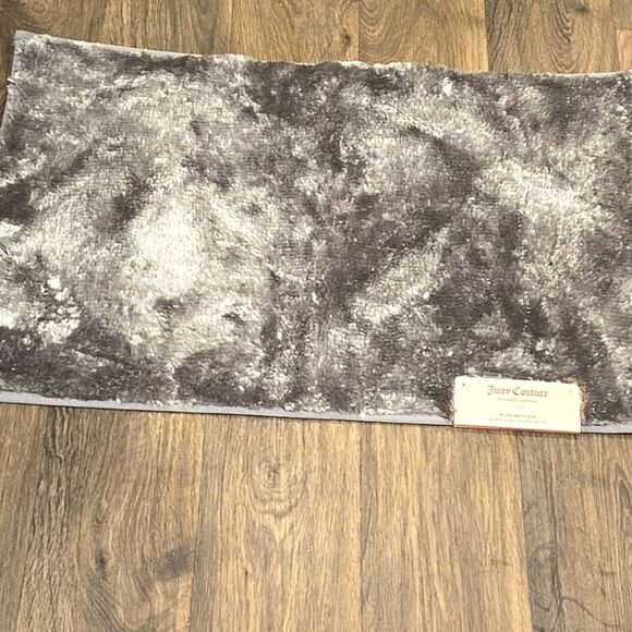 Juicy Couture Home Plush Bath Rug- Silver/Grey - Picture 3 of 10